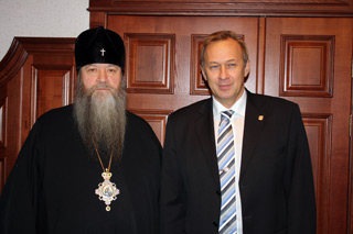 Архиепископ Новосибирский и Бердский Тихон и ректор НГМУ И. Маринкин