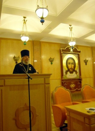 На трибуне священник Лев Семенов