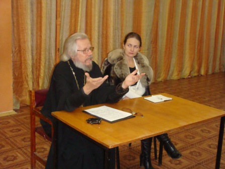 Секцию ведут священник Лев Семенов и К. В. Куликова 