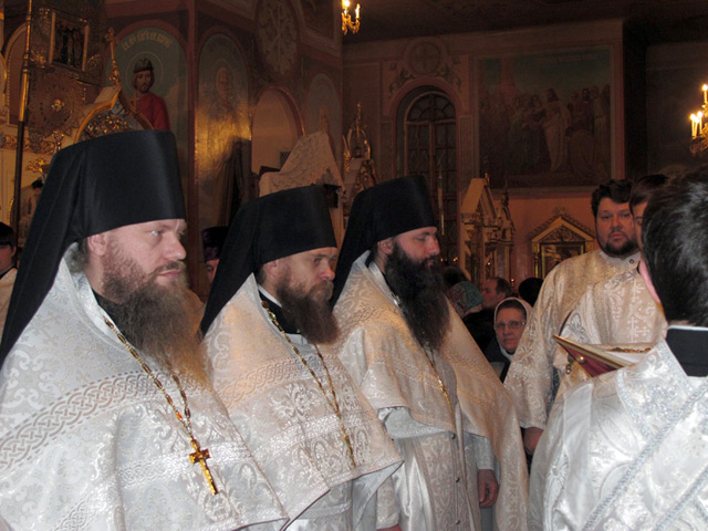 Слева направо - игумен Лука (Волчков), игумен Филипп (Новиков) и иеромонах Феодосий (Чащин). Возведение в сан архимандритов