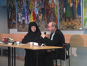 Президент фестиваля монахиня София (Ищенко) и писатель Алексей Солоницын