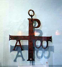 Такие кресты украшали собрания римских христиан в IV веке