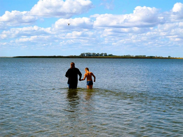  Владыка Филипп крестит детей в озере у села Благодатное, 18 августа 2012