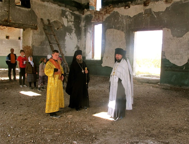 Поездка на субботник в заброшенном храме св. Троицы с. Юдино Чистоозёрного района, 17 августа 2012 года.