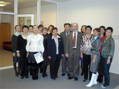 Профессор А. Дворкин с группой сотрудников Международного центра культур и религий.